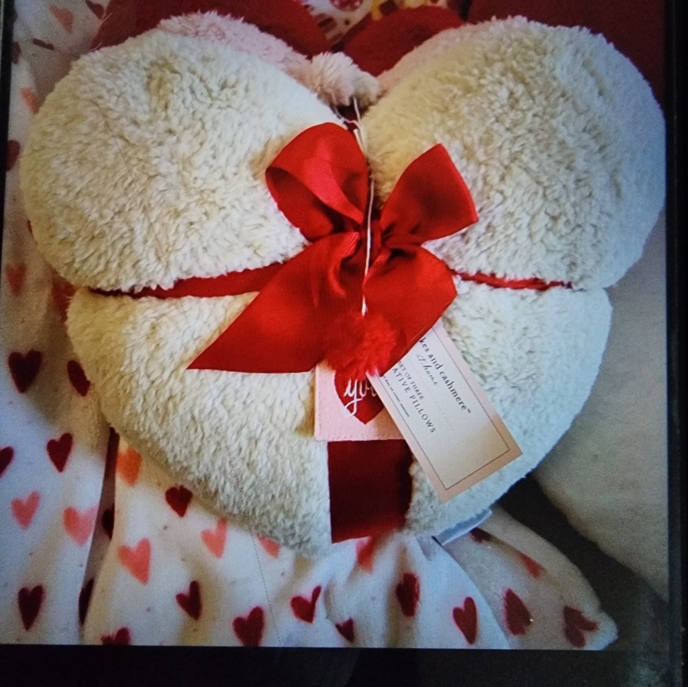 NWT Cupcake & Cashmere 3 pack of adorable heart Pillows ❤️ - Picture 5 of 8